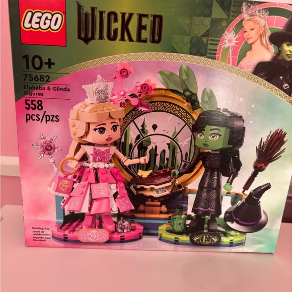 LEGO Wicked Welcome to Emerald City 945 pcs; Wicked, Elphaba & Glinda Figures - Picture 7 of 10